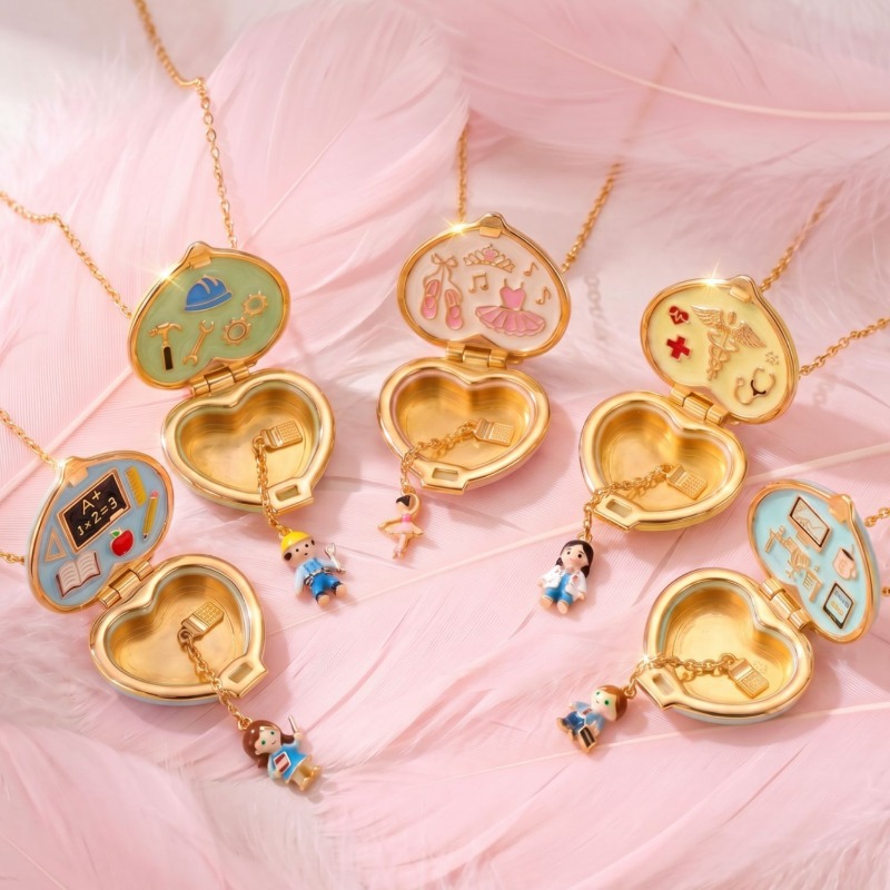 Heart Locket Necklace Photo - قلادة على شكل قلب عتيق مع