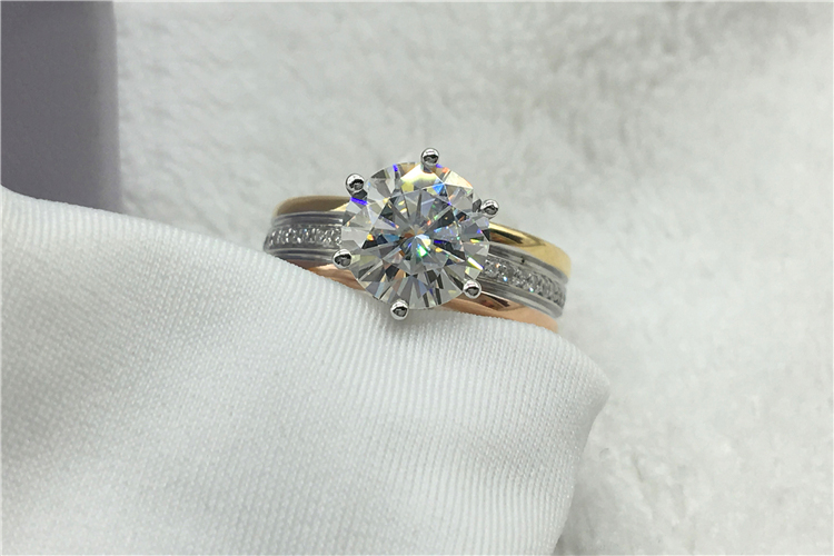مخصص الصلبة 18K Au750 الأصفر ا - مراجعة Moissanite Engagement Ring 1 Carat وسعره