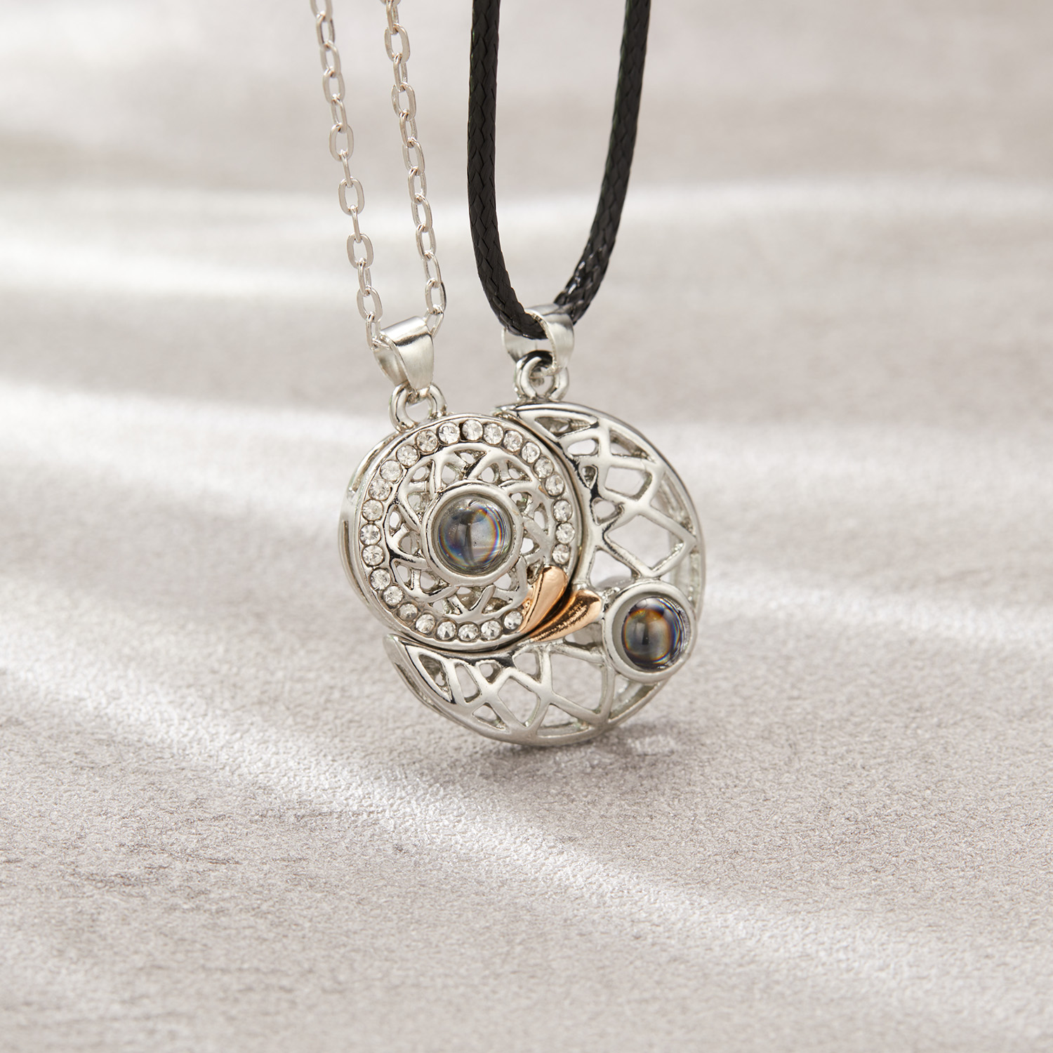 رومانسية المغناطيسي الشمس القم - مراجعة Magnetic Couple Matching Necklaces وسعره