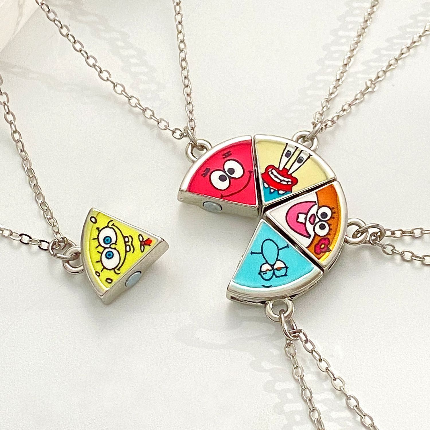 قلادة مغناطيسية لطيفة على شكل  - مراجعة Anime Pendant Necklace وسعره