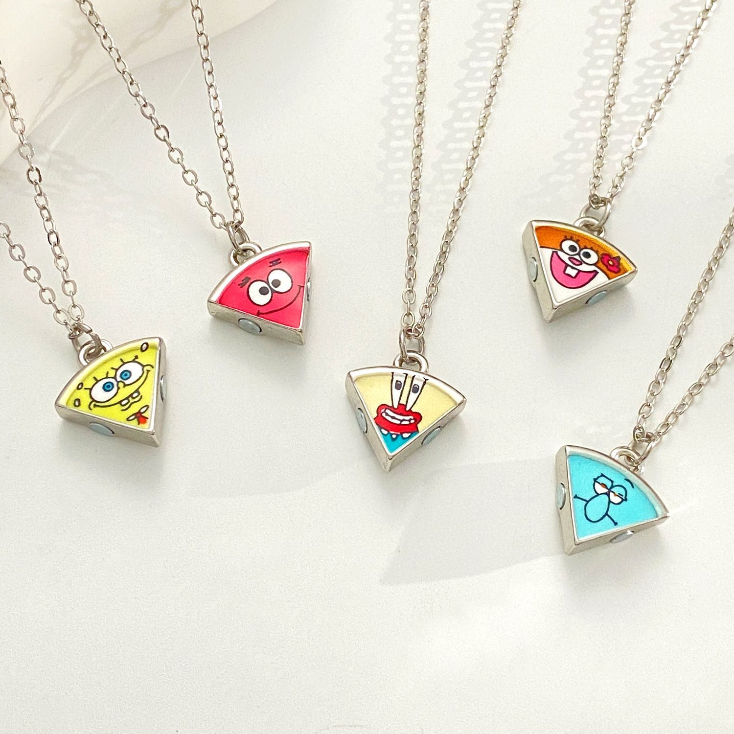 قلادة مغناطيسية لطيفة على شكل  - مراجعة Anime Pendant Necklace وسعره