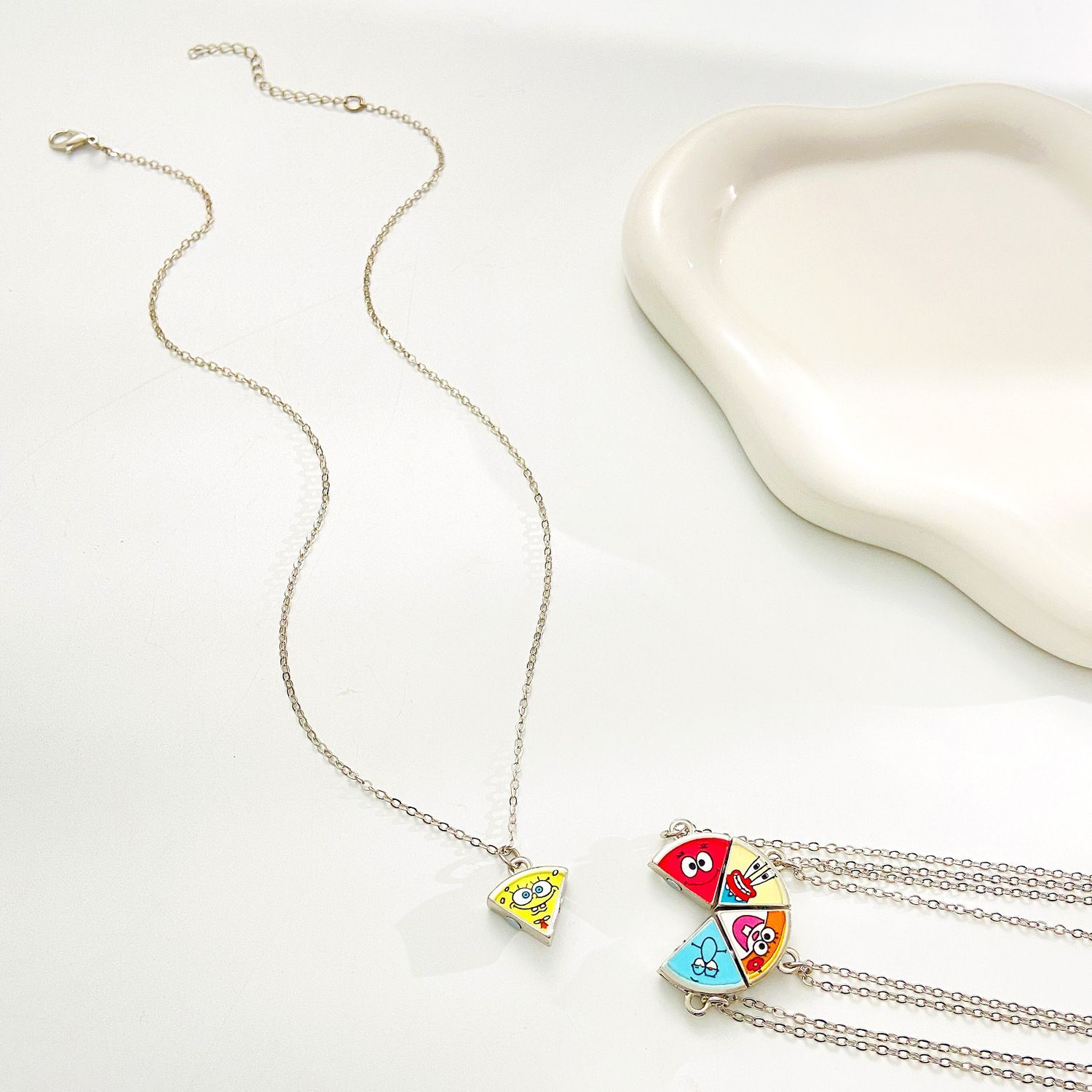 قلادة مغناطيسية لطيفة على شكل  - مراجعة Anime Pendant Necklace وسعره