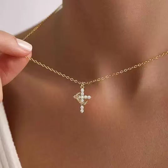 قلادة نسائية بتصميم تاج وصليب  - مراجعة Cross Pendant Necklace Gold وسعره
